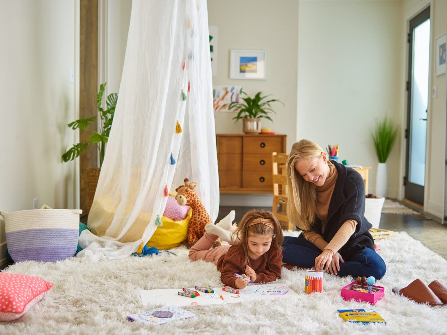 Mom-Daughter-Playing-Rug-1112202124023